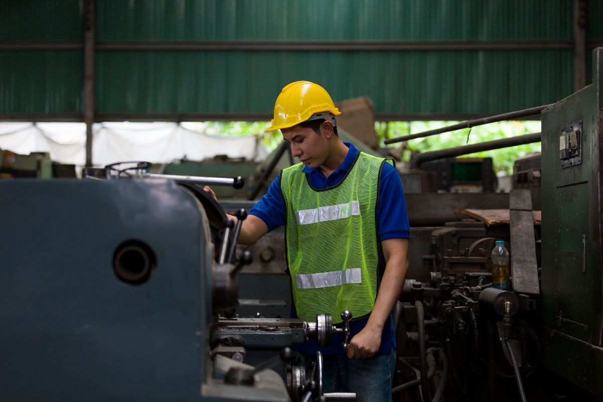 Machinery maintenance service for factories