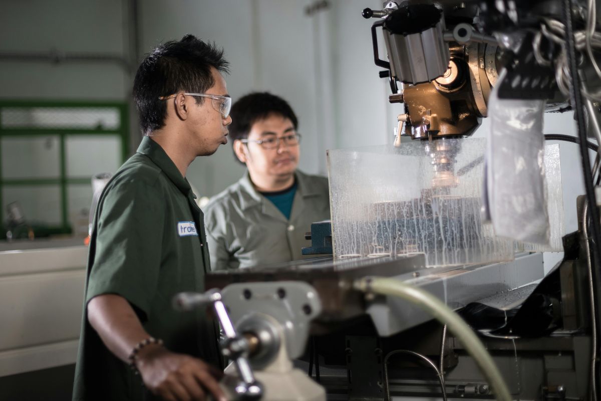 Machinery maintenance service for factories
